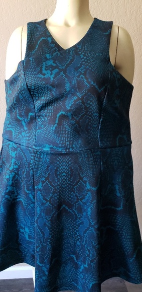 Jennifer Lopez Dresses & Skirts - Jennifer Lopez Green Snakeskin Dress 18